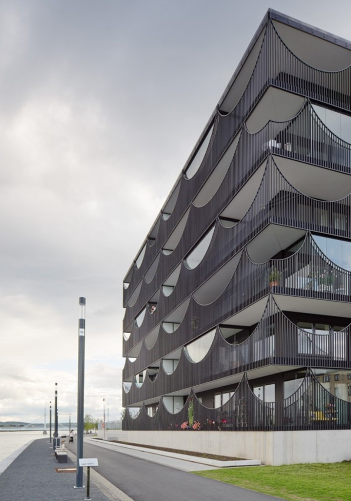 Перевернутые арки для балконов от Tham & Videgård Arkitekter