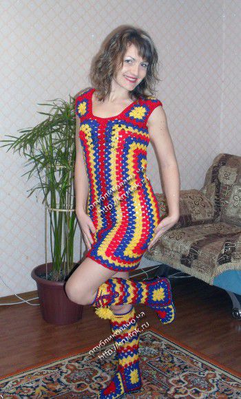 Разноцветное платье и сапожки из мотивов бабушкин квадрат