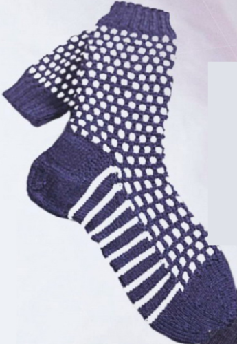 Мужские тёмно-синие носки с графическим узором, вязаные спицами