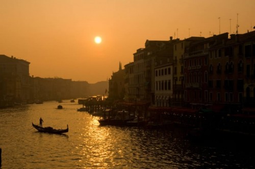 Италия Закат над Гранд-каналом, Венеция. Фото с моста Риальто